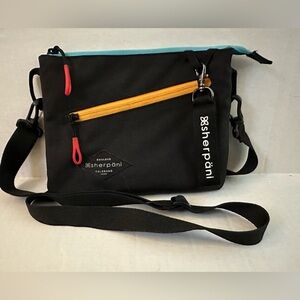 EUC - Sherpani “Zoom” Crossbody Bag (Chromatic)